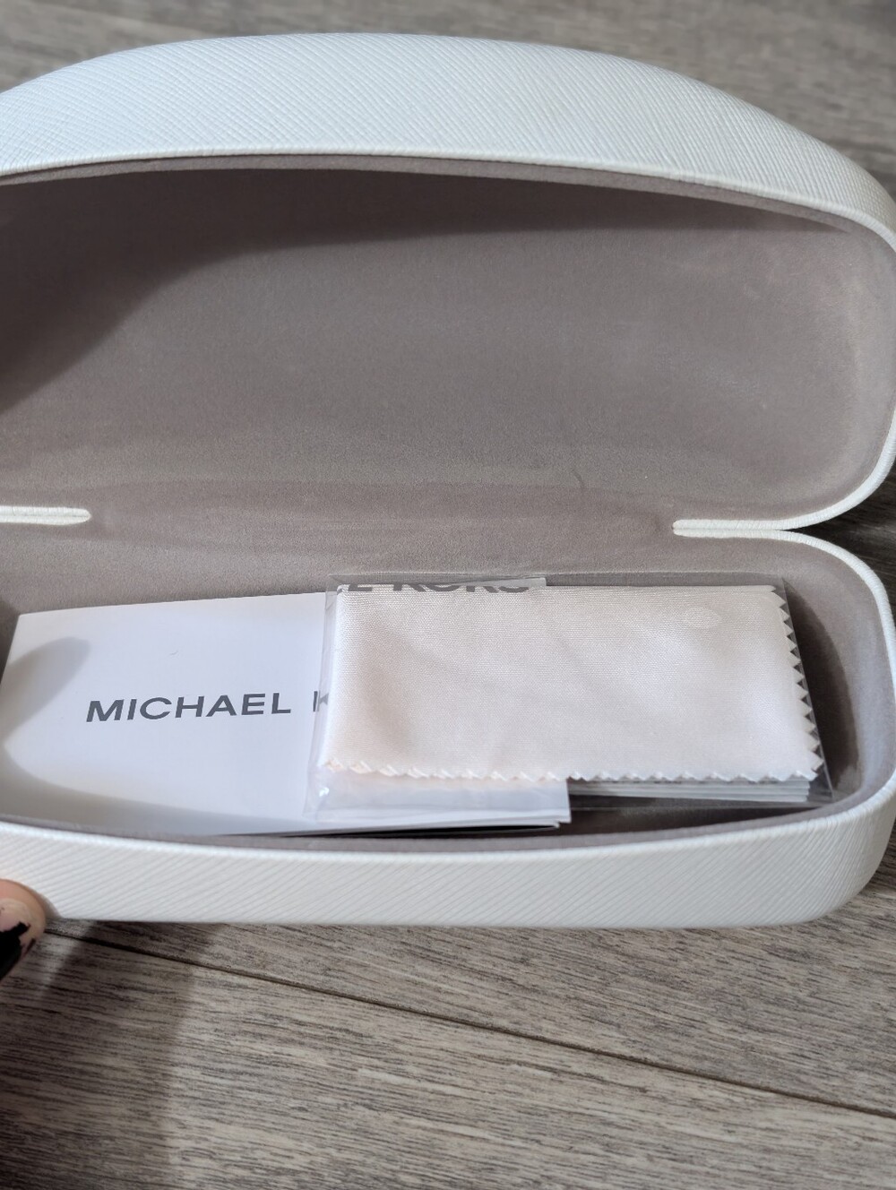 Michael Kors White Sunglasses Case w/ Cloth & Authenticity Card - Picture 3 of 4